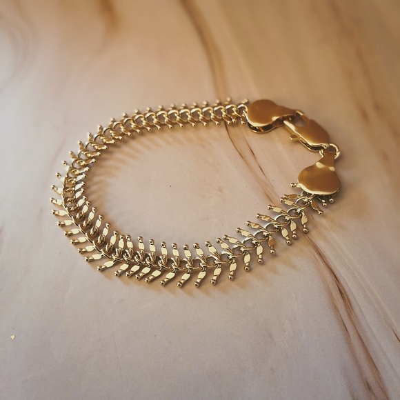 💥 18K Gold Plated Fishbone Bracelet – Waterproof & Tarnish-Resistant - Picture 5 of 14